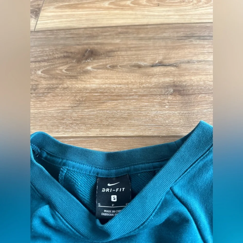 Nike dri fit womens cropped crewneck size small